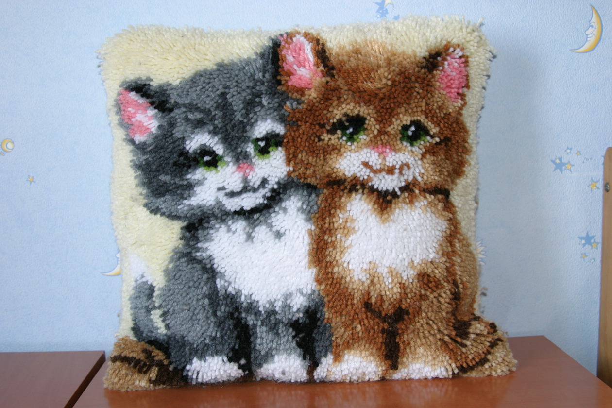 Кошечки из пряжи. Вышивка в ковровой технике. Ковровая вышивка кошки. Ковровая вышивка котик. Кот в ковровой технике.