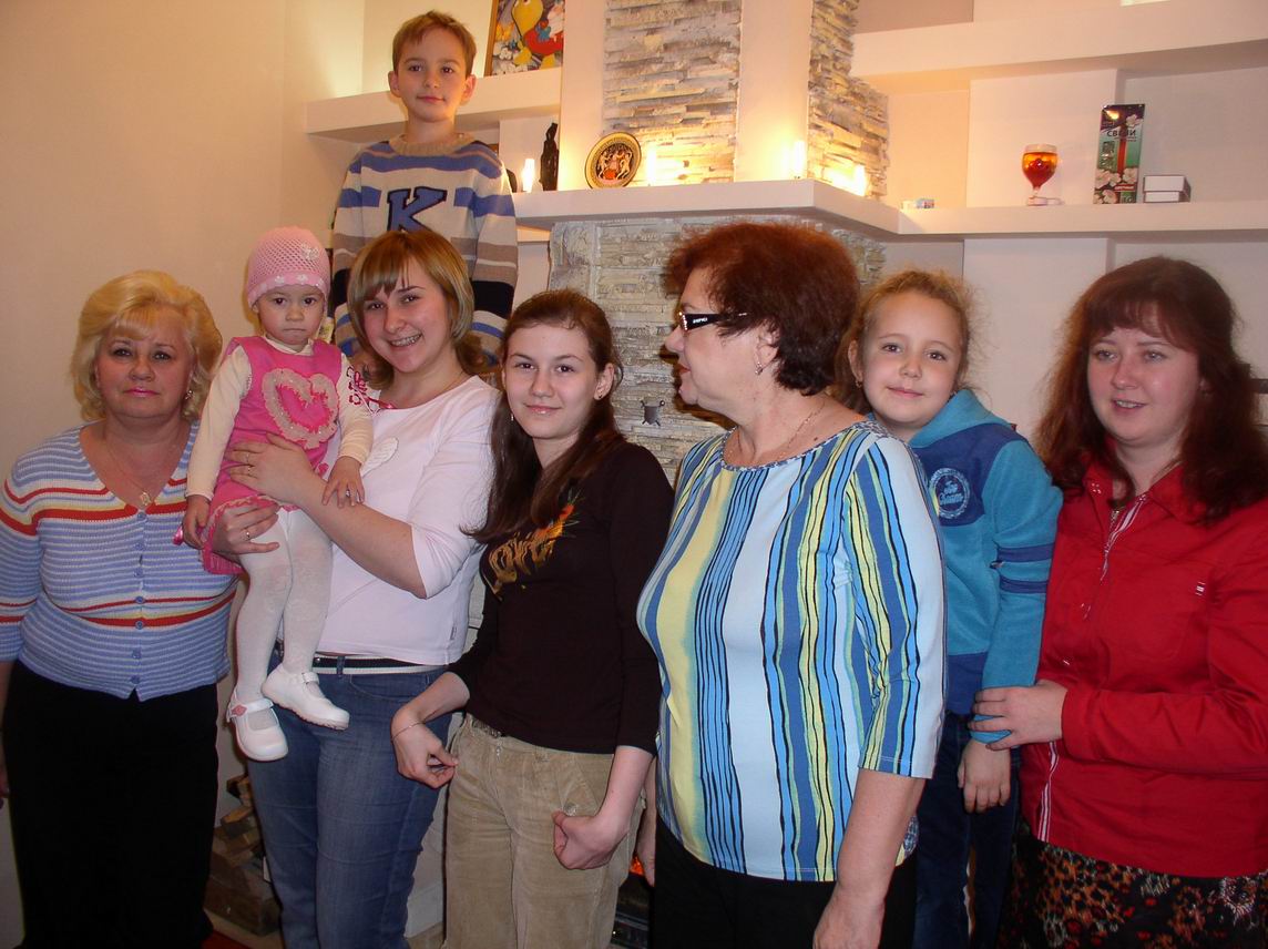 Маруся с родственниками. Второй год Маши