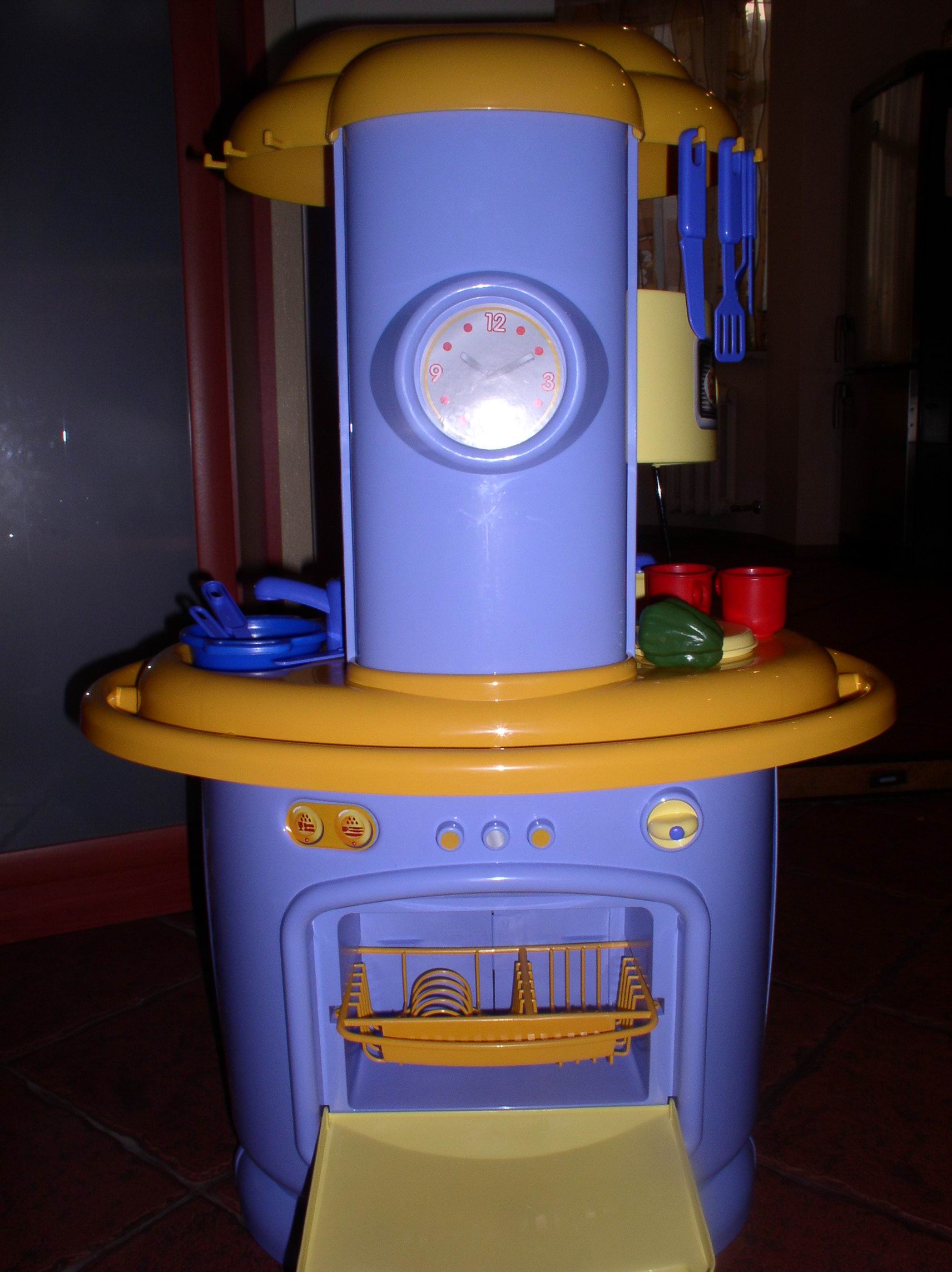 Это вид сзади. с посудомойкой. Игрушки