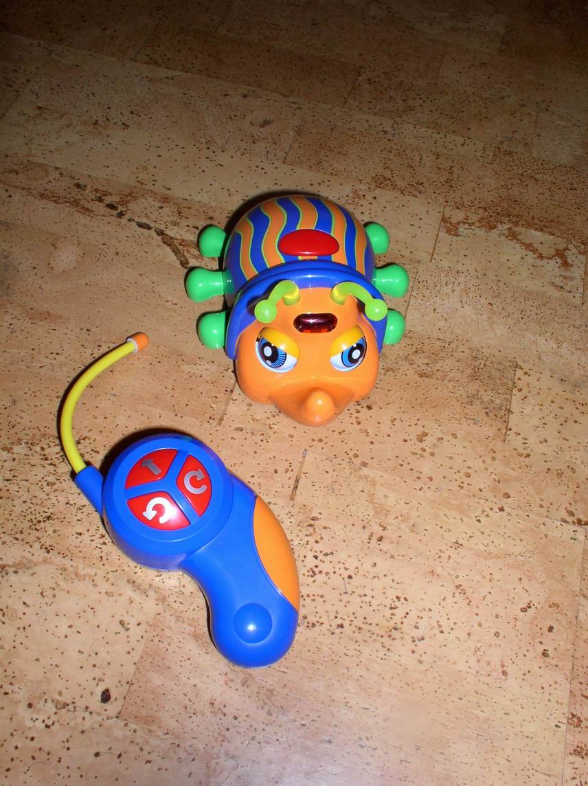 А это жучок с радиоуправлением. Правда, симпотяга?. Игрушки