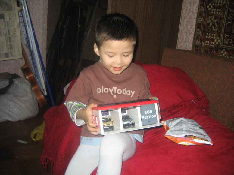 Подарок - гараж с машинками. День рождения 06.12.05