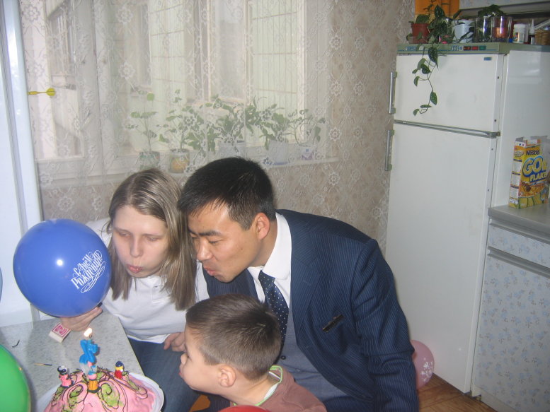 Совместное задувание свечек.. День рождения 06.12.05