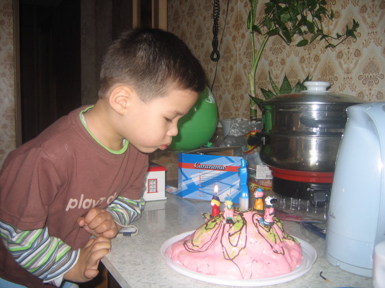 Любимое занятие, задувание свечей.. День рождения 06.12.05