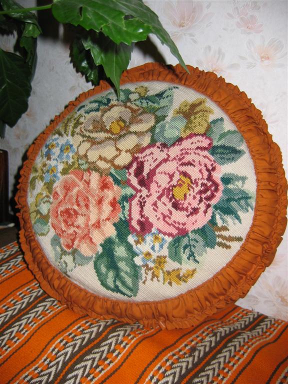 Вышитая подушка