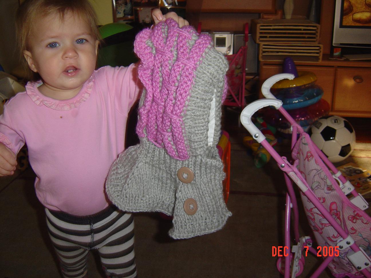 Шапка младшей,мерять отказалась. Вязание