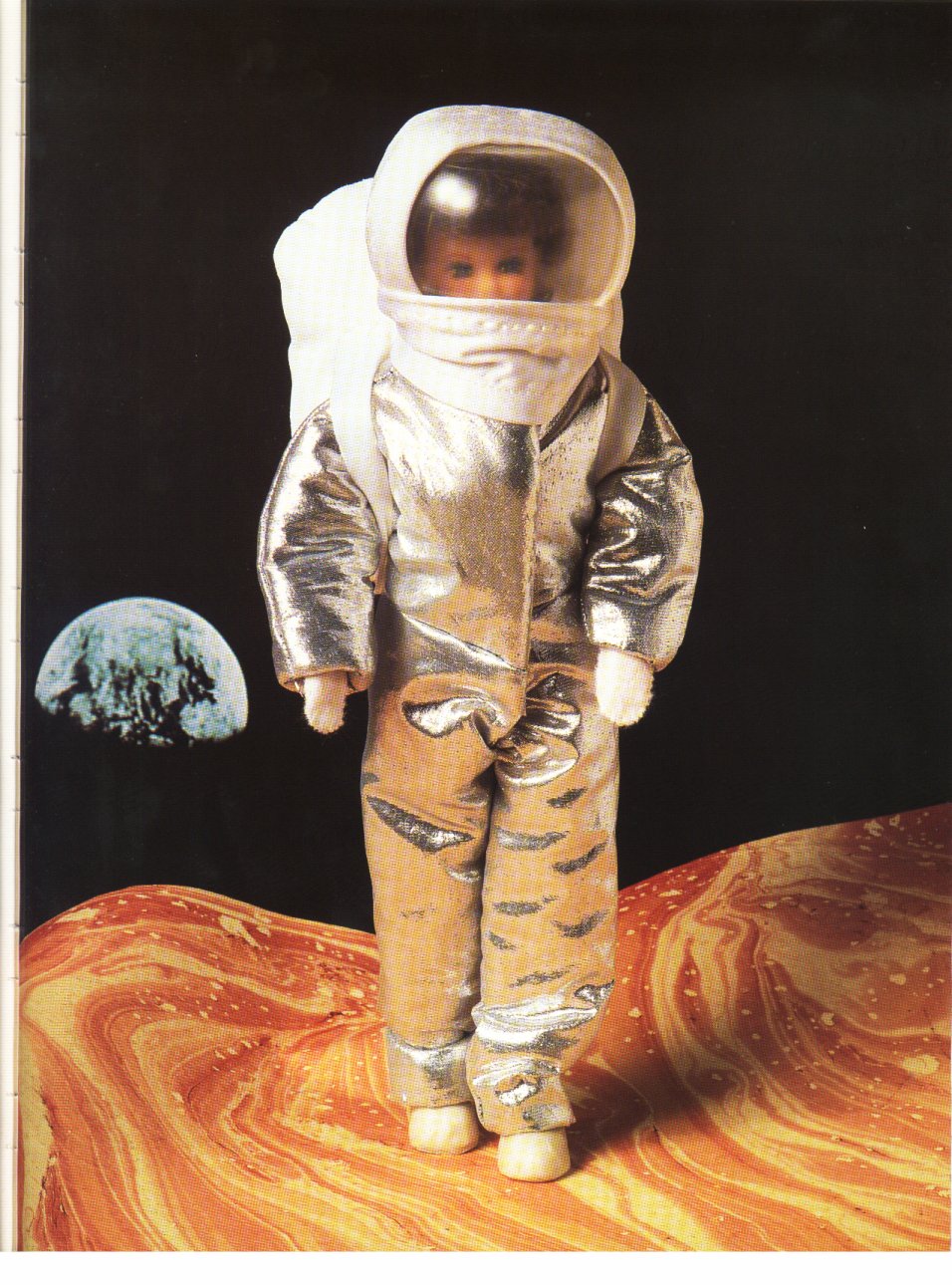 Скафандр своими руками в детский сад. Космический костюм для куклы. Одежда Космонавта. Костюм Космонавта. Игрушка космонавт в скафандре.