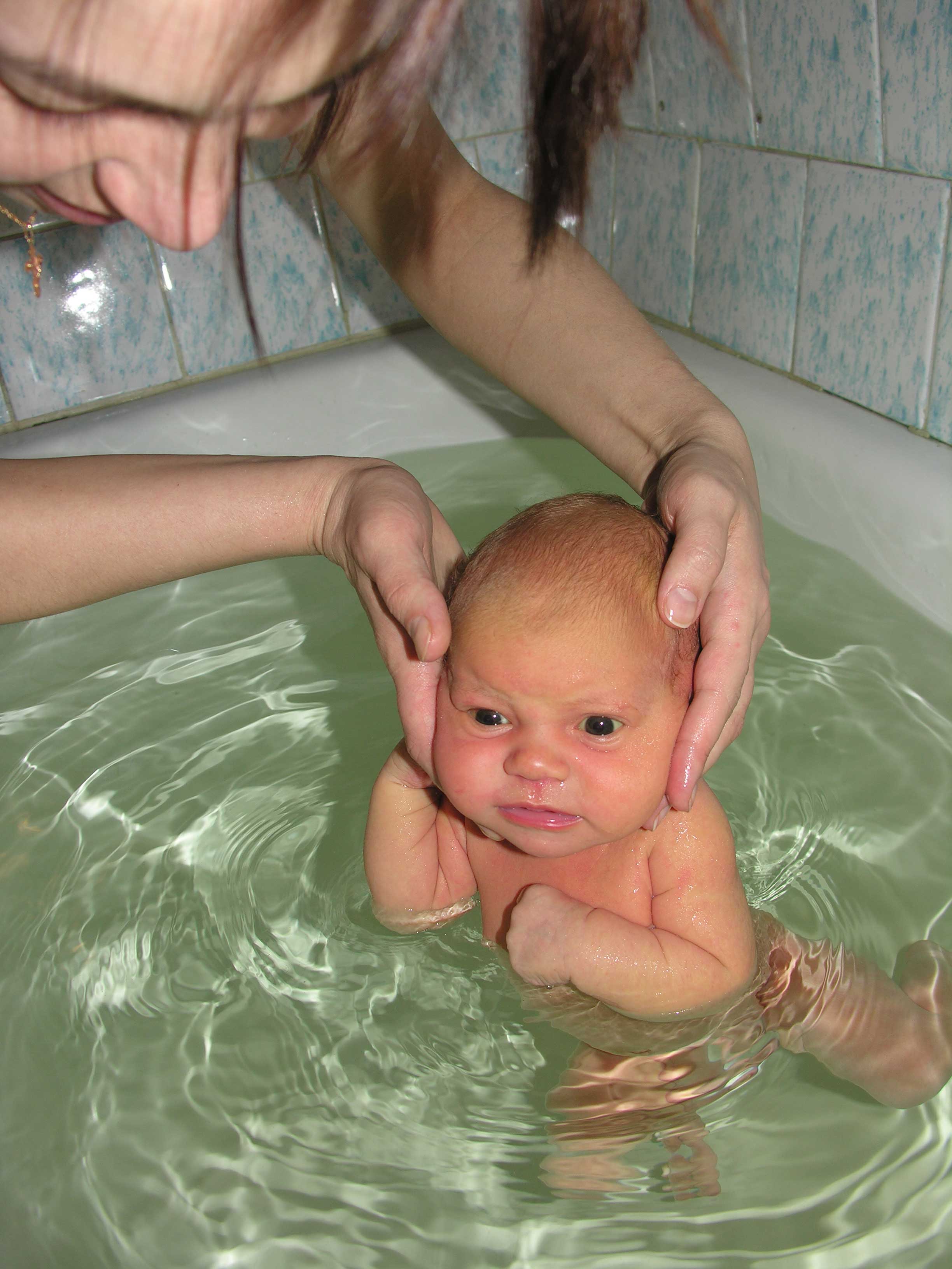 Купаемся в большой ванне. Как держать новорожденного при купании в большой ванне. Как держать ребенка при купании. Как держать новорожденного во время купания. Как держать ребенка в ванной при купании.