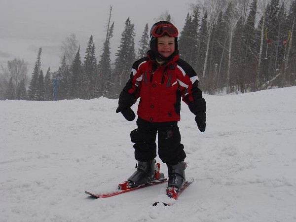 Это Матвей в феврале на Мрас-Су. Гора Зеленая(Шерегеш)2,5 года Матвею