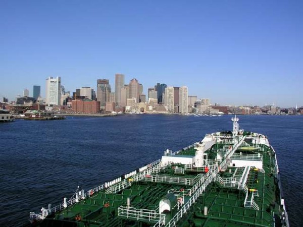 Никич подплывает к Бостону. Друзья