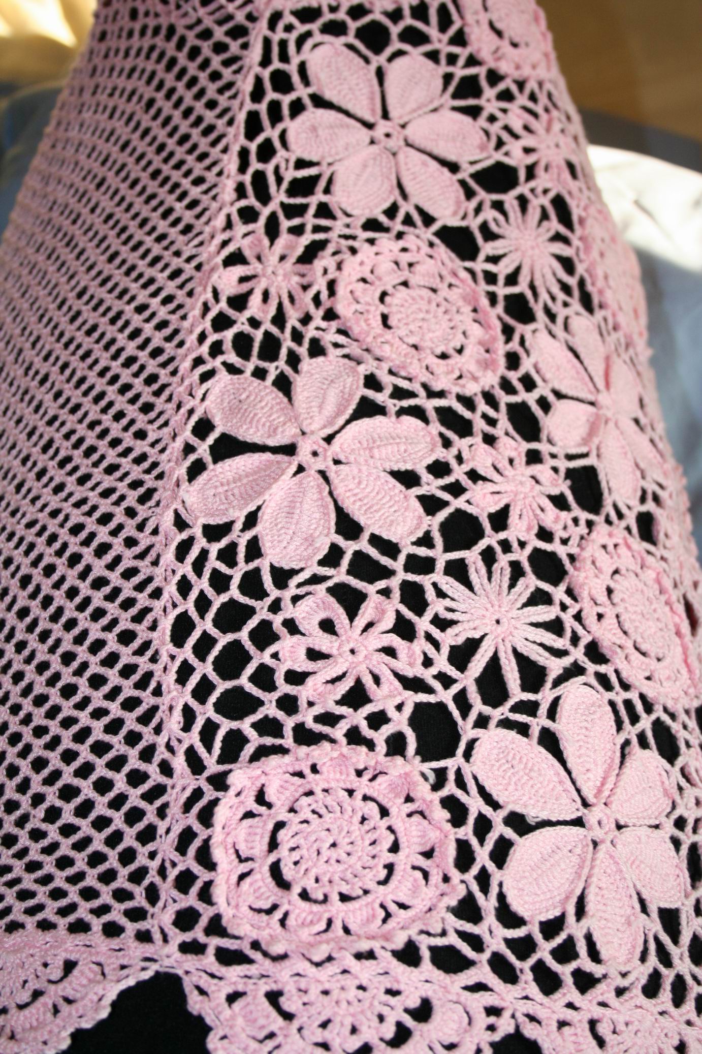 Правый, боковой шов полочки . Pink crocheted  top