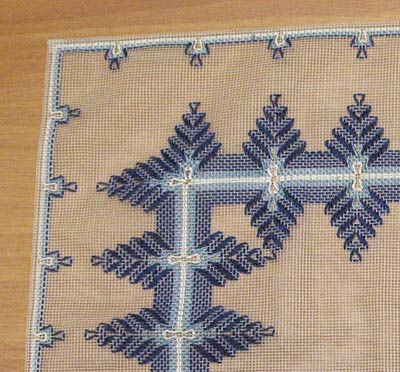 Уголок маленькой салфетки в синих тонах.. Хвастушки - вышивка продёрнутой нитью