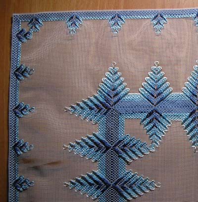 Уголок большой салфетки в синих тонах.. Хвастушки - вышивка продёрнутой нитью