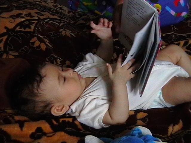 Еще и страницы переворачиваем))... Ляльке 4 мес 1 неделька