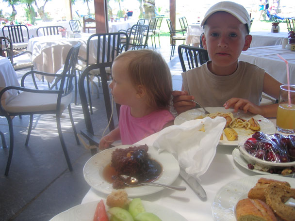 Дети на обеде. КРИТ 2005 