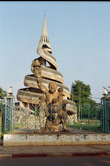 Странный монумент. Камерун
