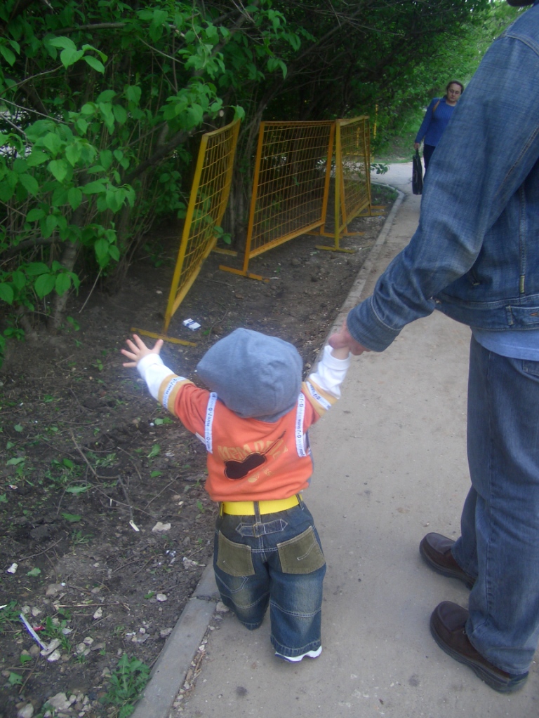 Вид сзади. Блатнявый парень, правда?. год