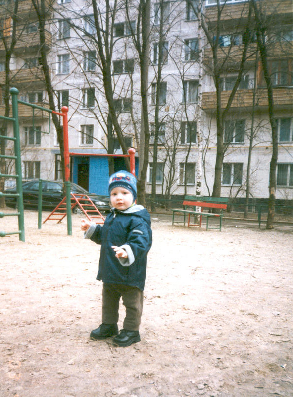 Во дворе весной. 