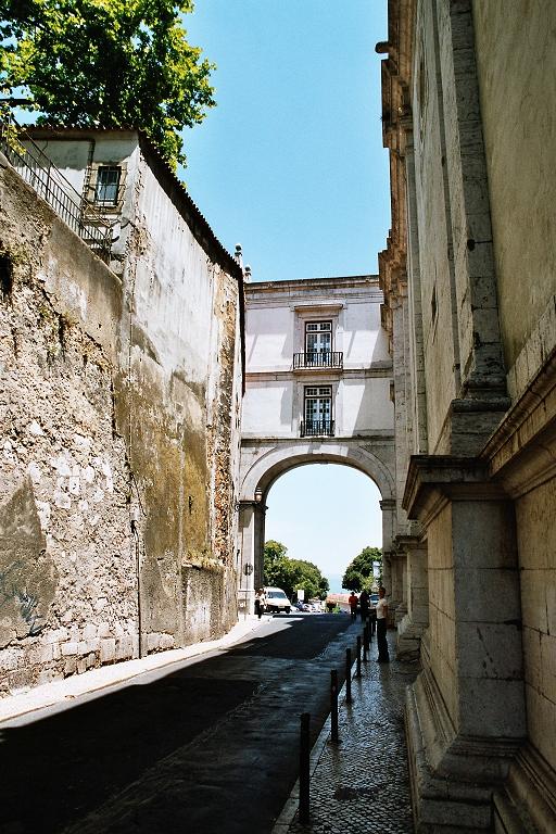 Лиссабон, стены монастыря. Португалия