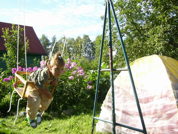 Мы любим качаться на качелях:). 2005 год