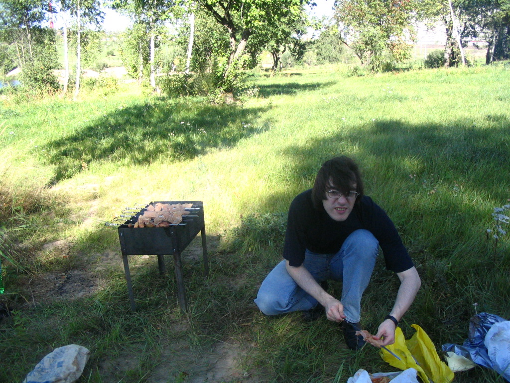 Славка готовит ШАШЛЫК. Шашлыки в Митино сентябрь 2005 г.