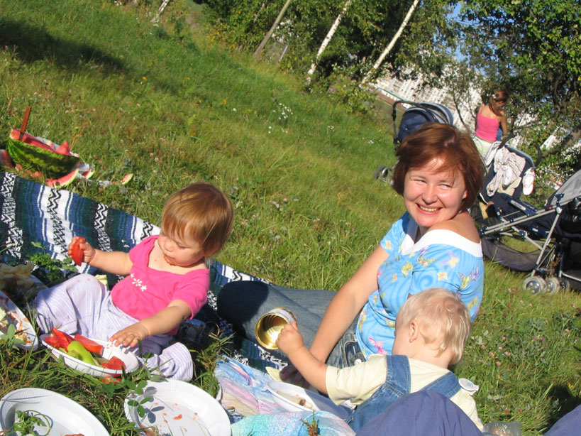 Отдыхаем на полянке. Шашлыки в Митино сентябрь 2005 г.