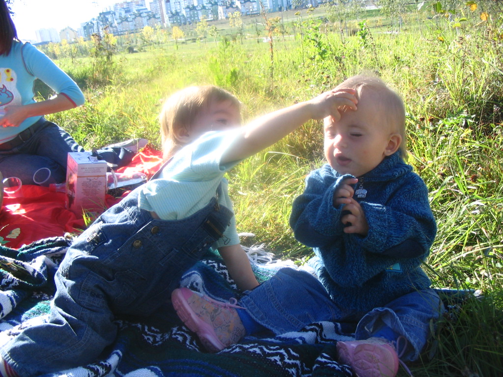 Сашка причесывает Полинку(дочка Leshas). Шашлыки в Митино сентябрь 2005 г.