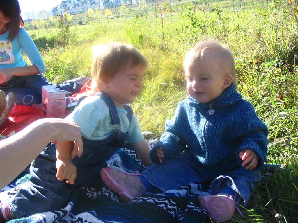 Причесал свою подружку :-). Шашлыки в Митино сентябрь 2005 г.