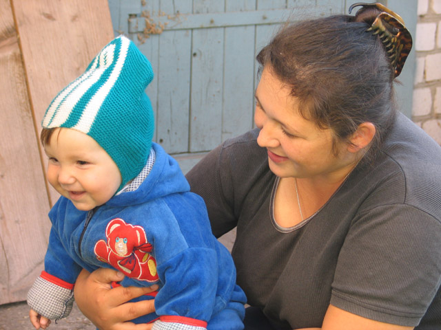 Сережа с мамой играются с кошкой. В гостях у бабушки с дедушкой