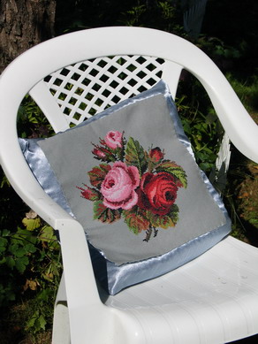 подушка с розами. мамины вышивки