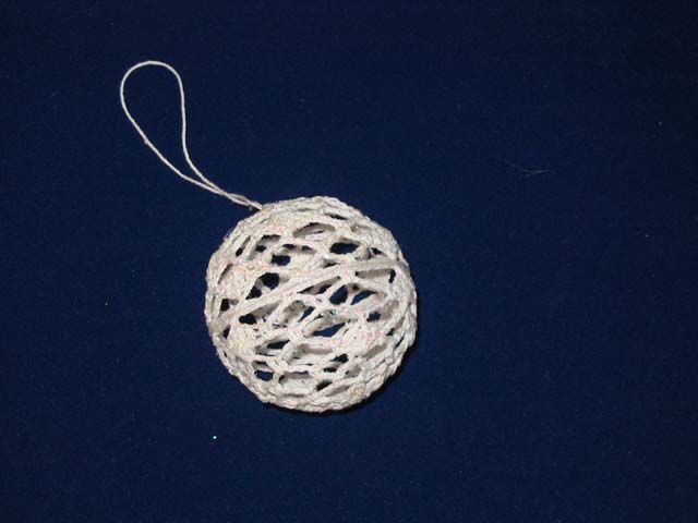 Вывязанный крючком шарик. Раритетные игрушки и просто симпатичные украшения