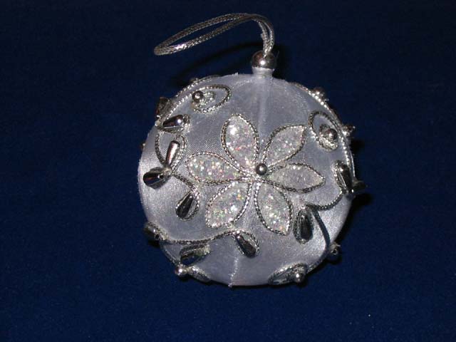 Еще один шарик-невеста. Раритетные игрушки и просто симпатичные украшения