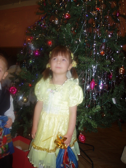Варя возле елки. Зима 2006