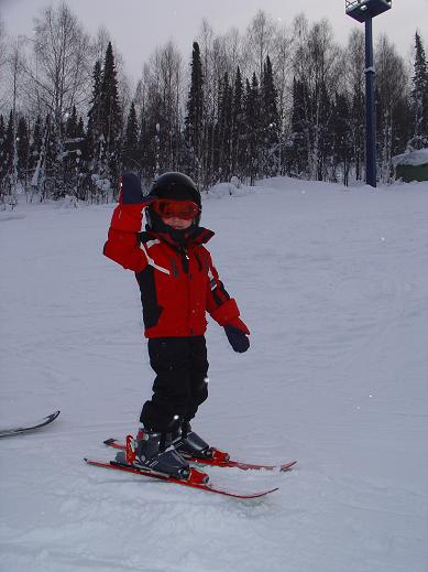 Едет ,еще и ручкой машет. Начало горнолыжного сезона 2006