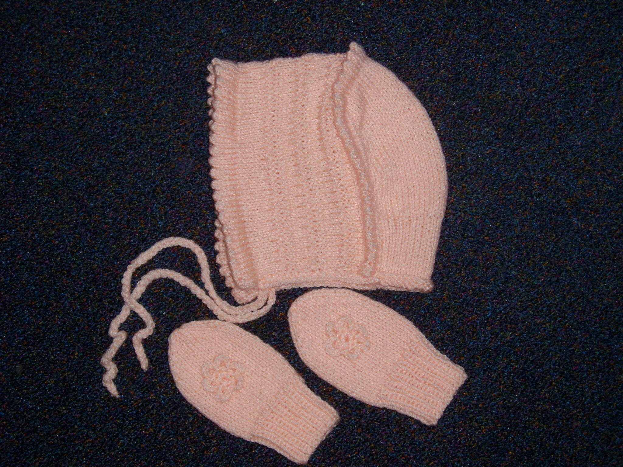 шапочка и варежки. вязание