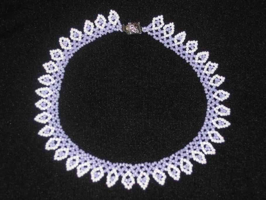 Колье 'Листики'. Бисероплетение