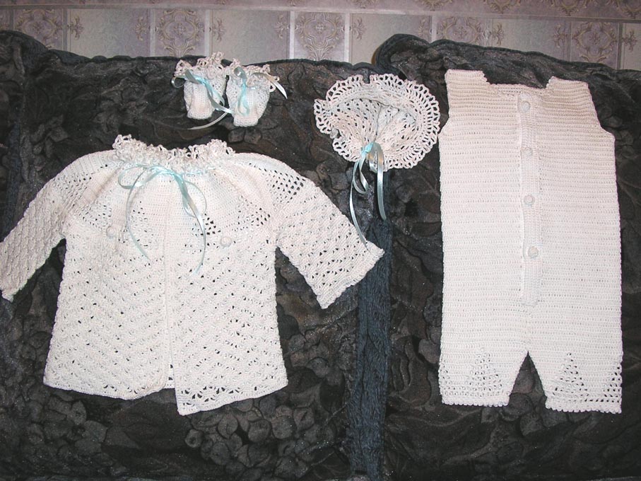 Белый костюмчик. Детское