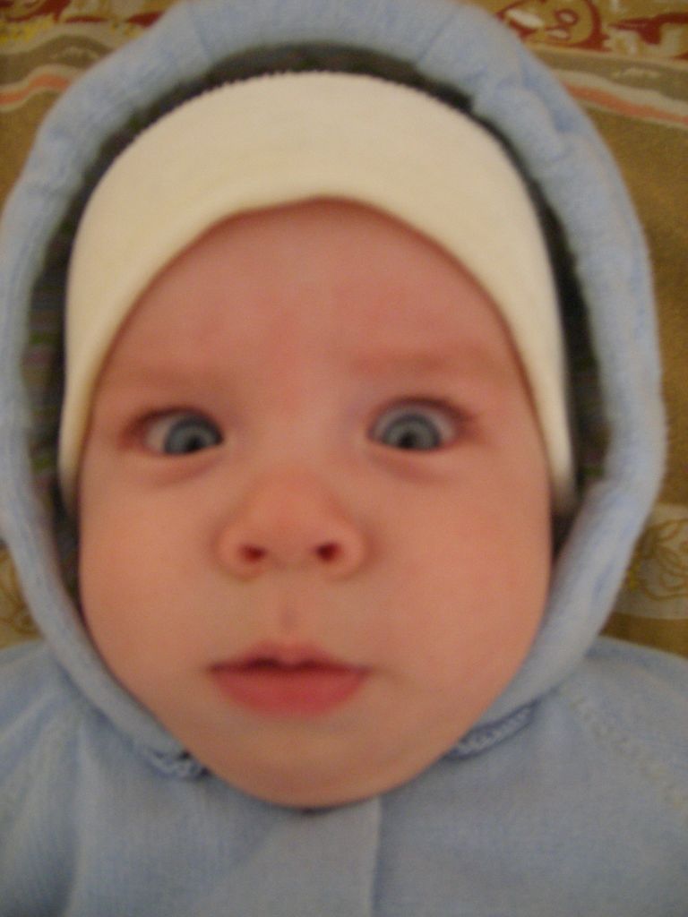 Малыша обидели - одевают на улицу. Сашенька