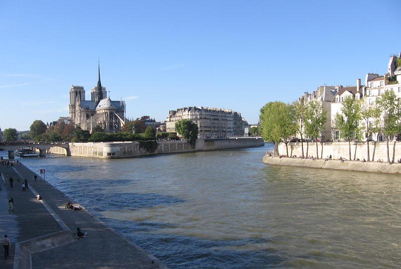 Сена в лучах осеннего солнца. осеннее солнце Парижа