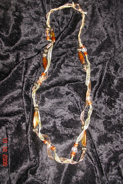 вновь экспериментирую с лентами и бусинами. бижу моей работы