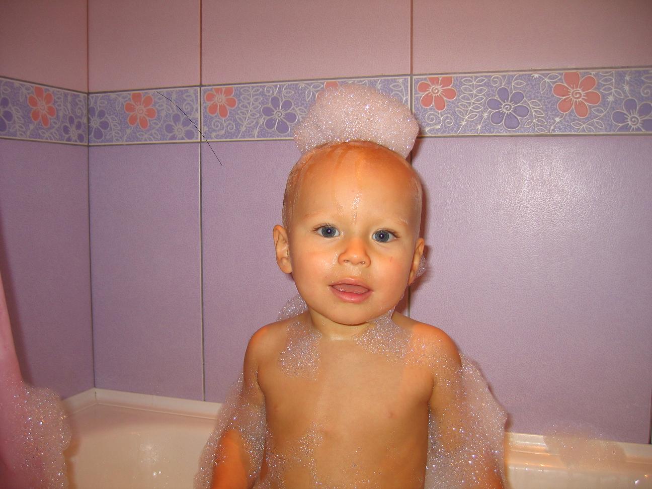 Дочка мылась в душе. Дочка купается в ванне. Ангелочек в ванне. Маленькие девчонки в ванне. Ангелочек в ванне форма.