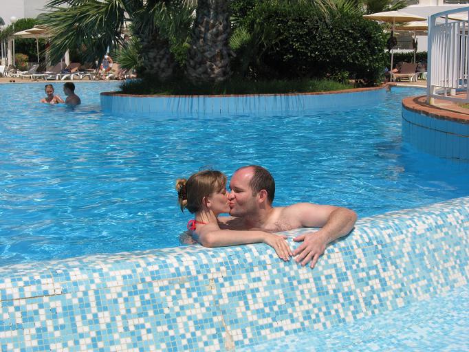 Молодожены в бассейне . Медовый месяц в Тунисе