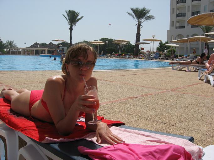 У отеля. Медовый месяц в Тунисе