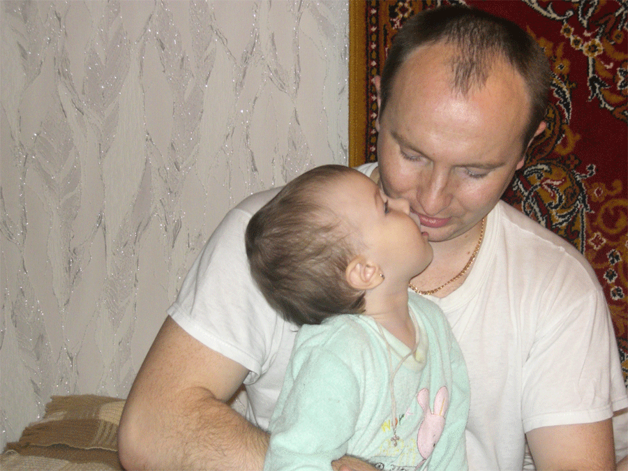 Целуется с папой. Осенние фотки