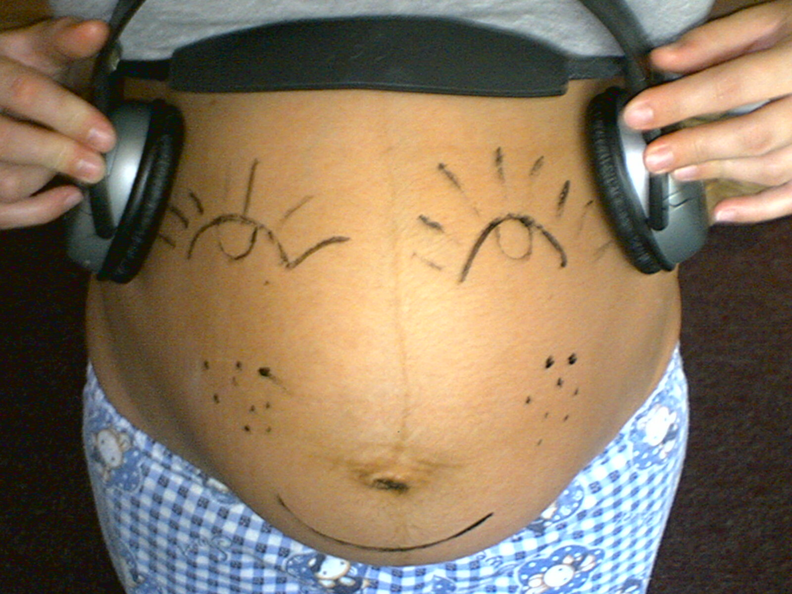 Малышка слушает музыку!. Беременный боди-арт