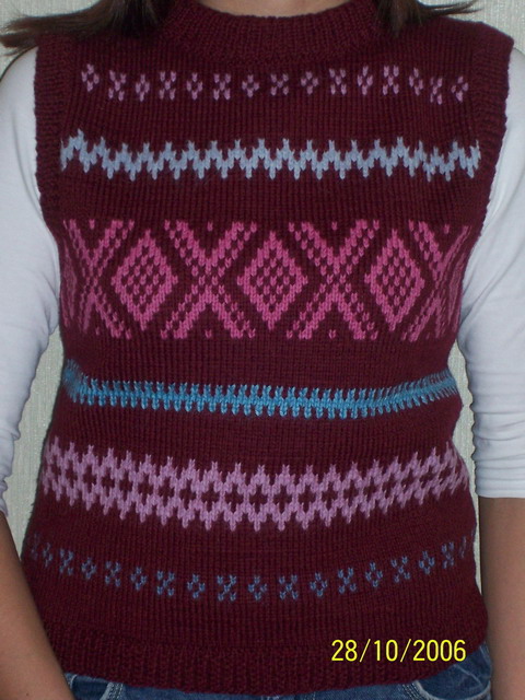 Бордовый жилет с жаккардовым узором. Спицы