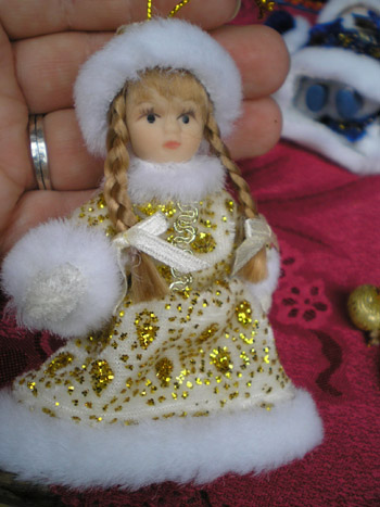 Снегурочка в золотом. Игрушки