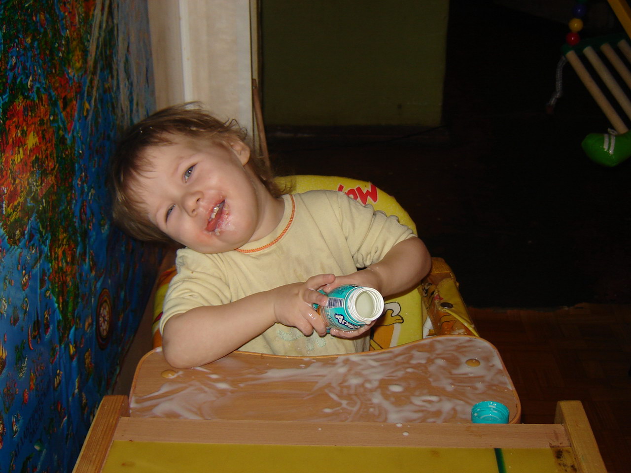 Настюша рисует йогуртом