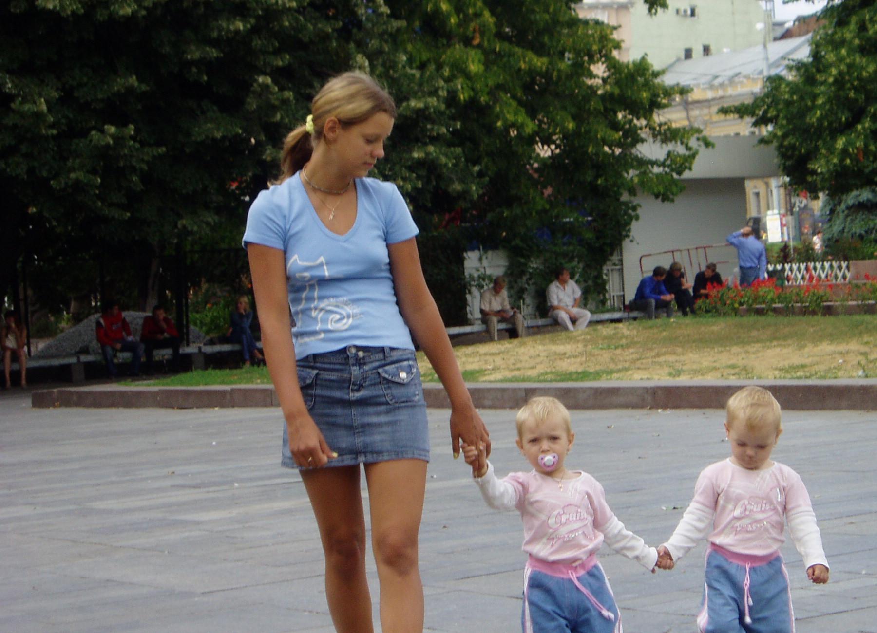 Мама ноги трусы. Молодые мамочки на улице. Молодые мамы. Молодые мамы на прогулке. Мама в юбке с ребенком.