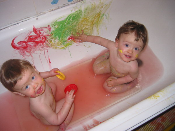 В душе вместе с ребенком. Купание в ванной. Купаются в ванне. Купание мальчиков в ванной. Дети моются в ванной.