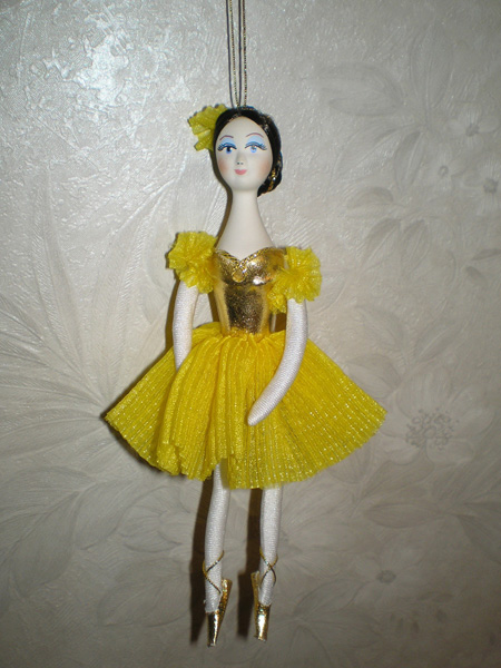 балерина в желтом. Игрушки